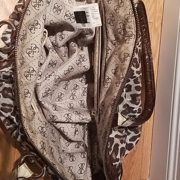 Guess purse - Picture 2 of 2